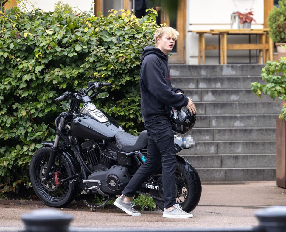 Marius Borg Høiby arrives at Princess Mette-Marit's controversial party on a motorbike and in a casual outfit.