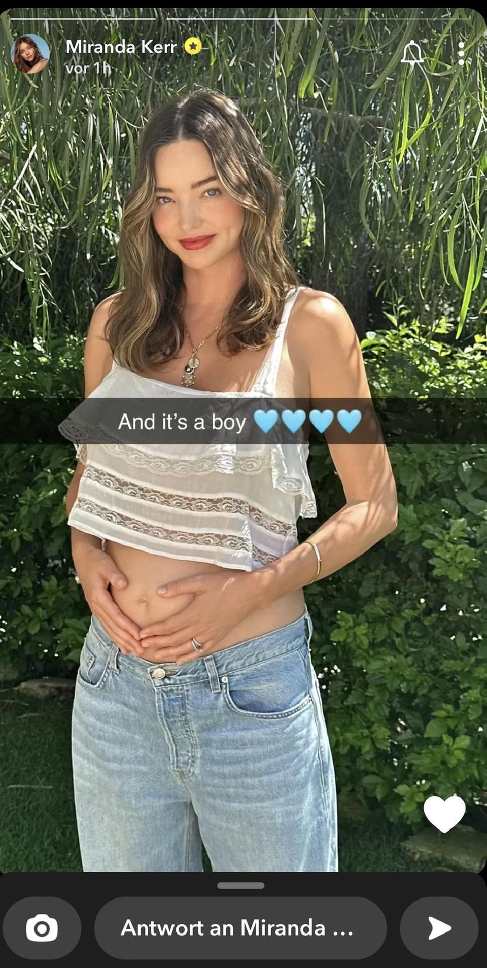At the same time, the model announces: Baby number four will also be a boy. 