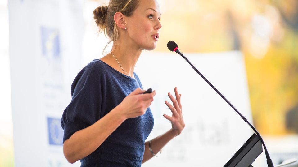 5 tips for self-confident body language: Woman gives a speech