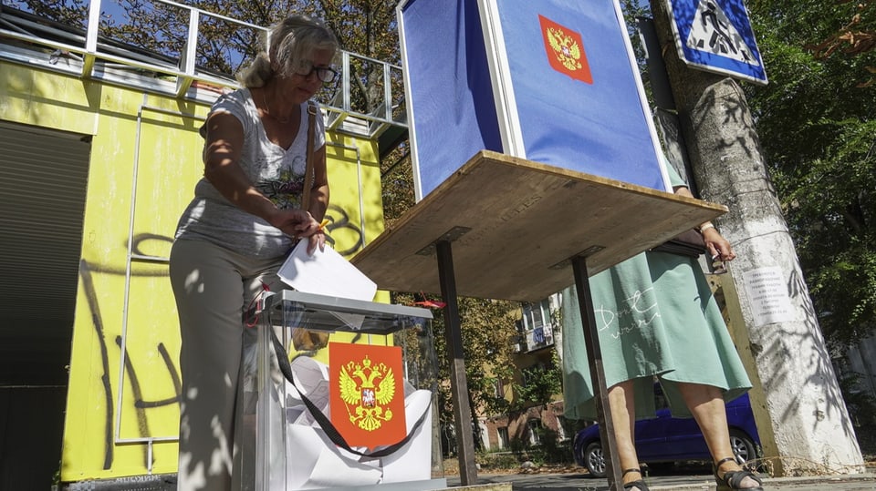 A woman casts her vote in Mariupol.