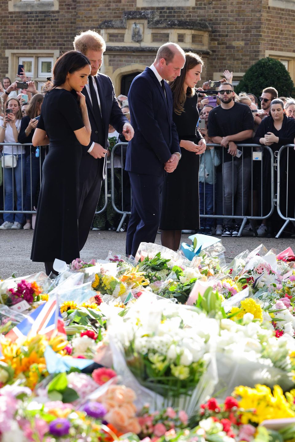 Duchess Meghan, Prince Harry, Prince William and Duchess Catherine examine the sea of ​​flowers together