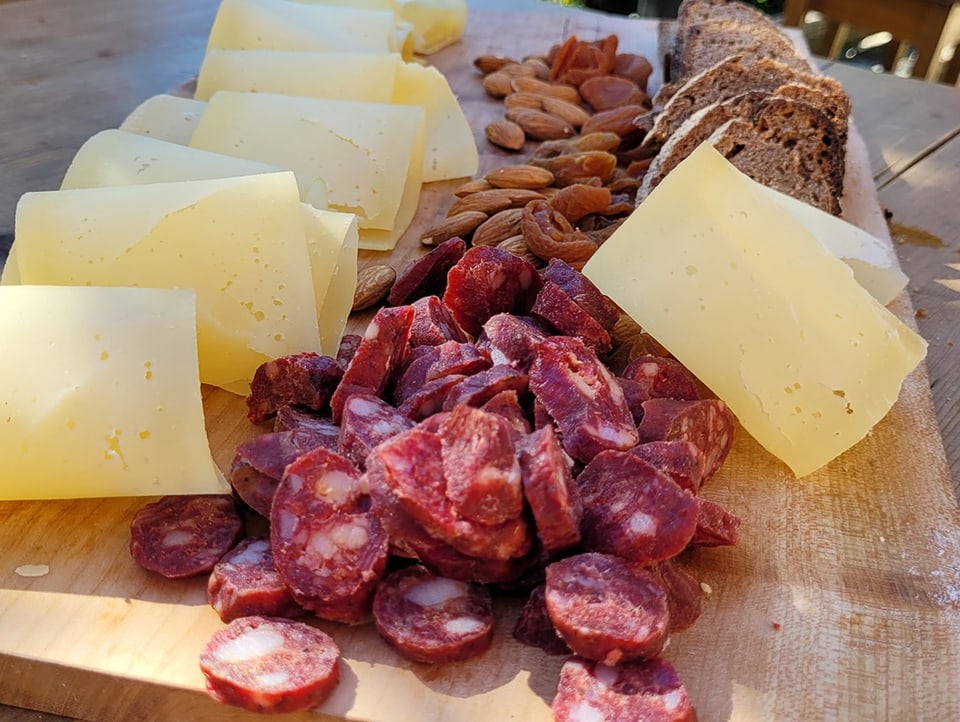 Valais meat and cheese on platters, garnished with bread.