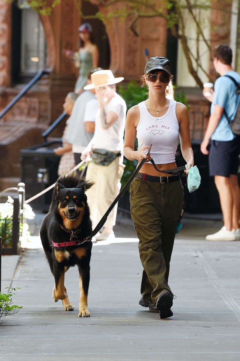 Emily Ratajkowski loves the Y2K trend - especially baggy cargo and baggy pants. 