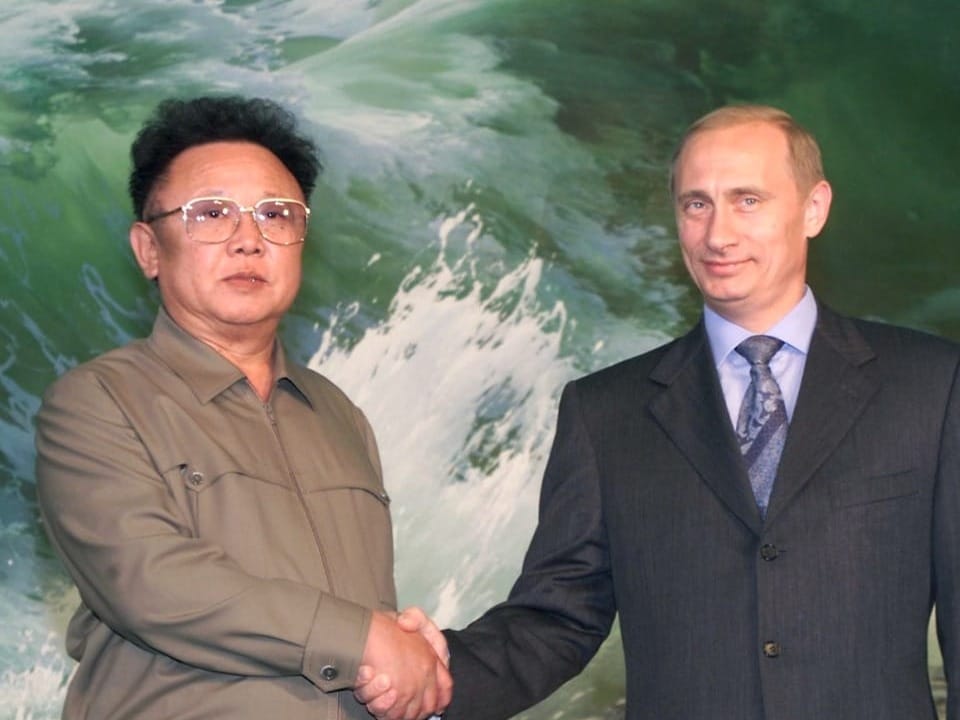 Kim Jong-Il shakes Putin's hand