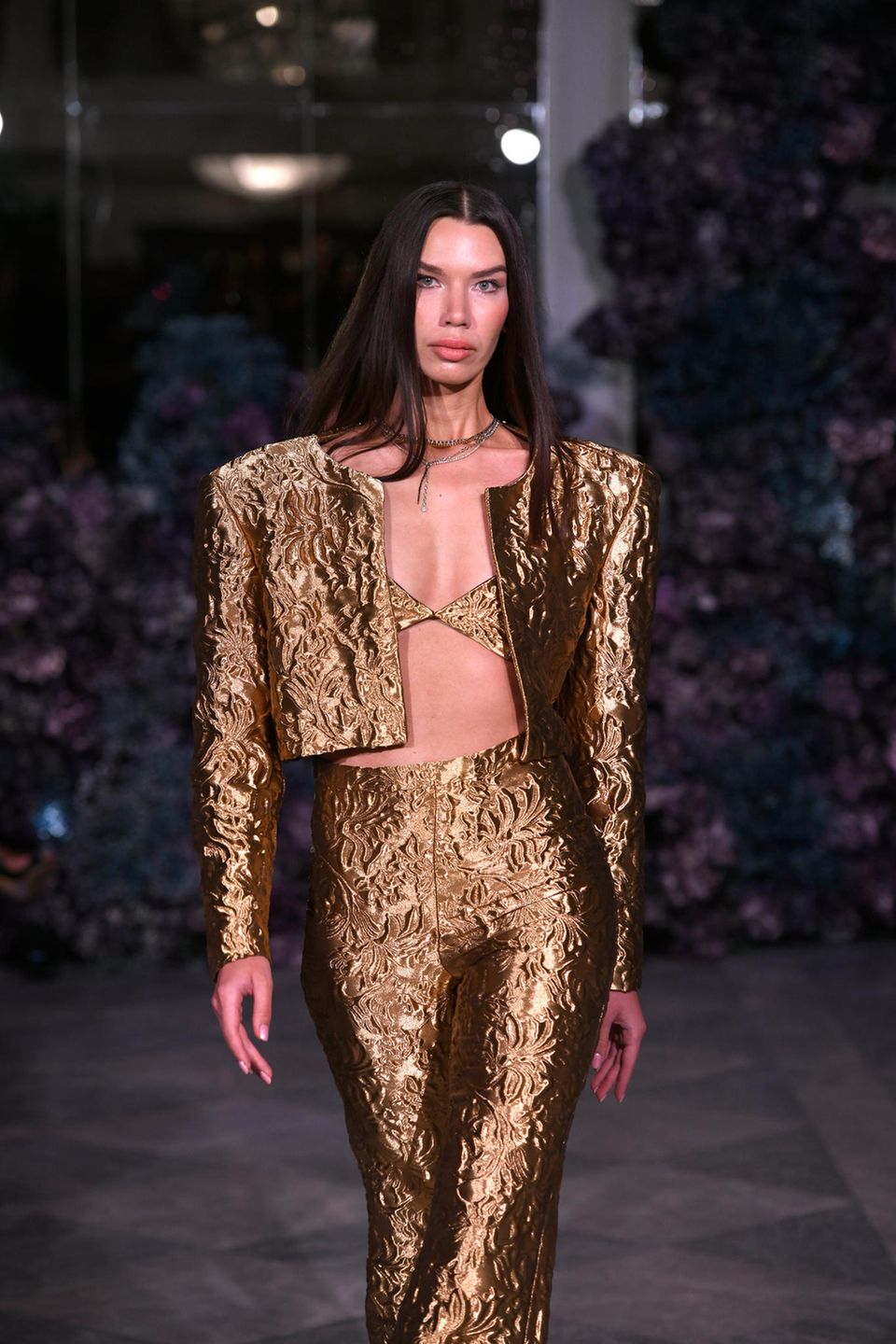 Gold and cropped: This blazer combination will definitely accompany us in spring and summer 2024. 