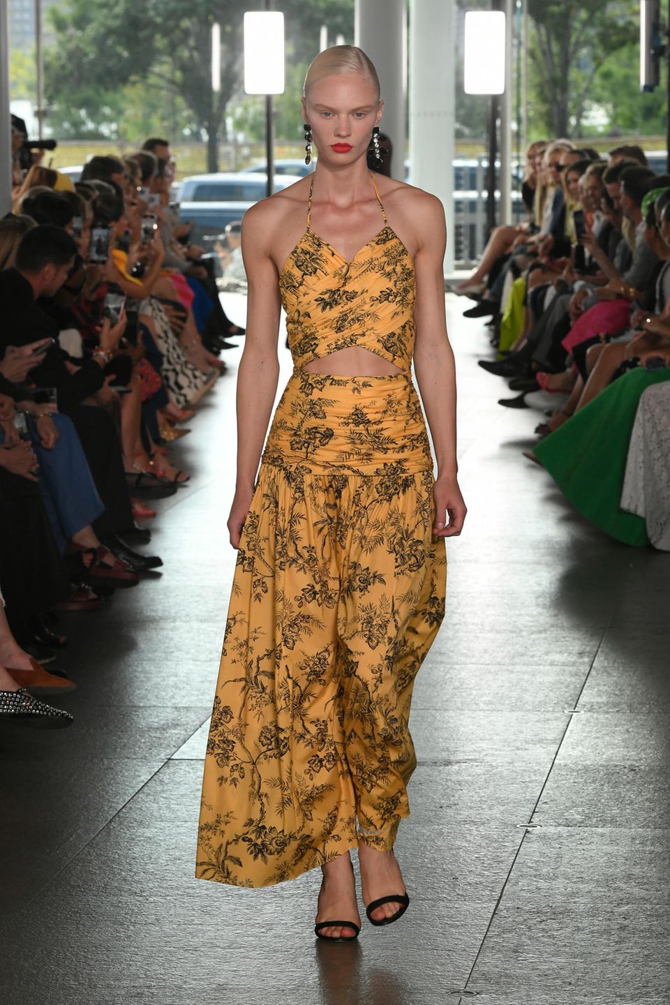 Flowers will continue to be one of the fashion industry's favorites this coming spring, as can be seen on Carolina Herrera's catwalk. 