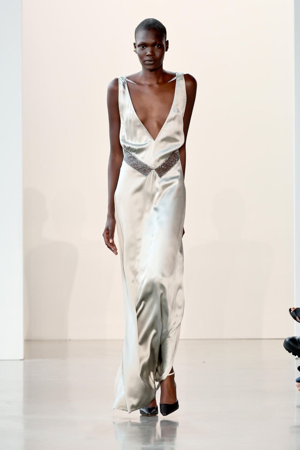 Bevza leads the way: The super deep V-neck is one of the hottest trends of the season in 2024. 