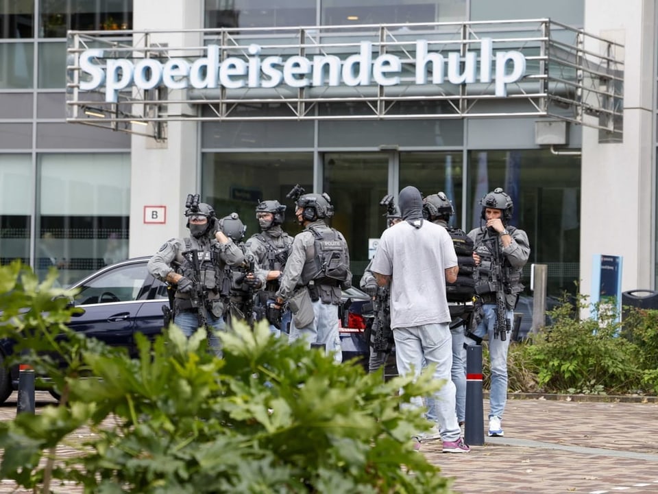 Police forces stand in front of a clinic in Rotterdam.