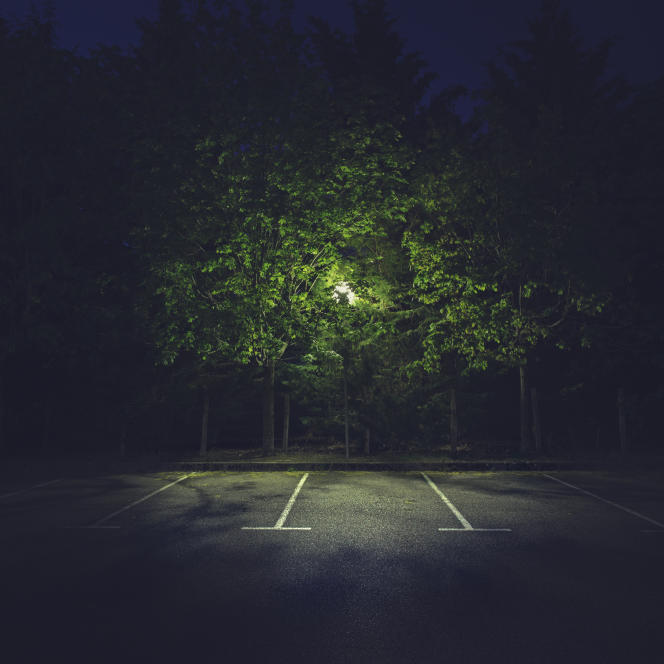 Empty parking lot at night, in Annonay (Ardèche), in April 2020, extract from the series “Nocturnal pollution”. 