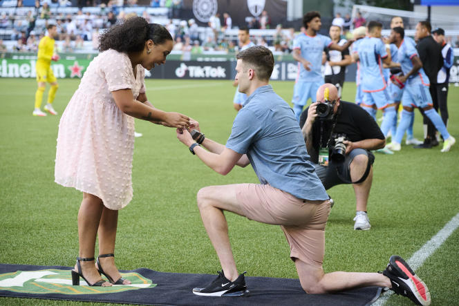 On the occasion of the Portland Timbers football match against the New York City Football Club, in Portland (Oregon), on June 24, 2023, Kyra Smith's companion proposed to her, while she had just sang the American national anthem before the start of the match.