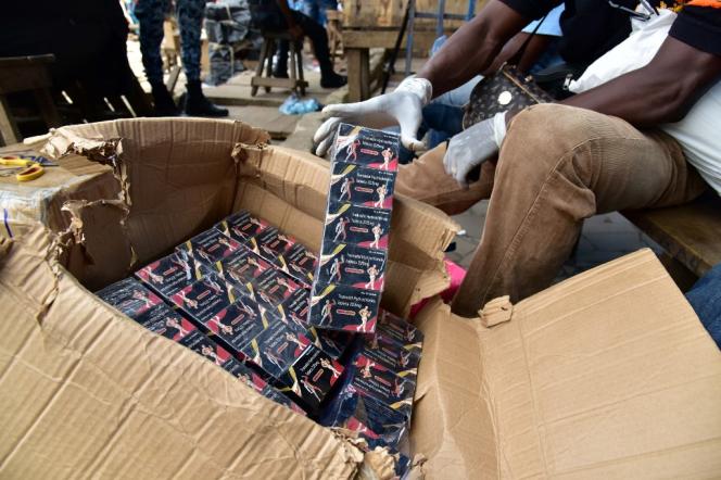 Police seizure of tramadol tablets, a counterfeit generic painkiller, on the Adjamé market in Abidjan in May 2017. 