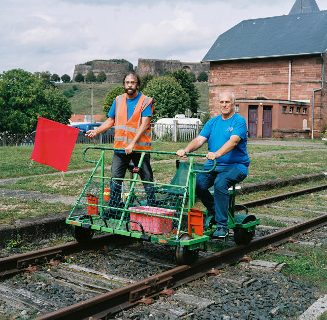Marcel Gerold (left) and Denis Laurent, from the T2SB association, September 22, 2023. On sunny days, walkers can rent velorails on the old SNCF line linking Bitche station to Sarreguemines.