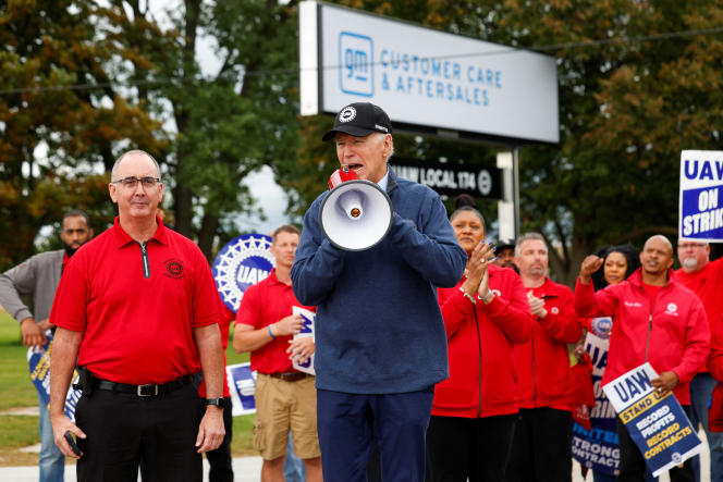 US President Joe Biden (center) alongside Shawn Fain (left), president of the United Auto Workers (UAW), in Belleville, Michigan, September 26, 2023.