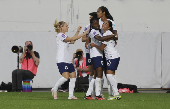 Wendie Renard celebrates her goal with Selma Bacha, Eugénie Le Sommer and Oriane Jean-François, September 26, 2023.