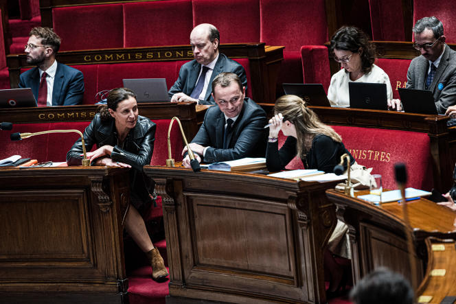 The Minister of Labor, Olivier Dussopt (center), during the discussion of the “full employment” bill, at the National Assembly, in Paris, September 25, 2023.