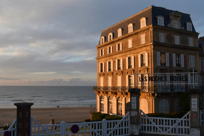 In Trouville-sur-Mer, the former Les Roches Noirs hotel, transformed into apartments in 1963. Marguerite Duras lived there, on the first floor. 