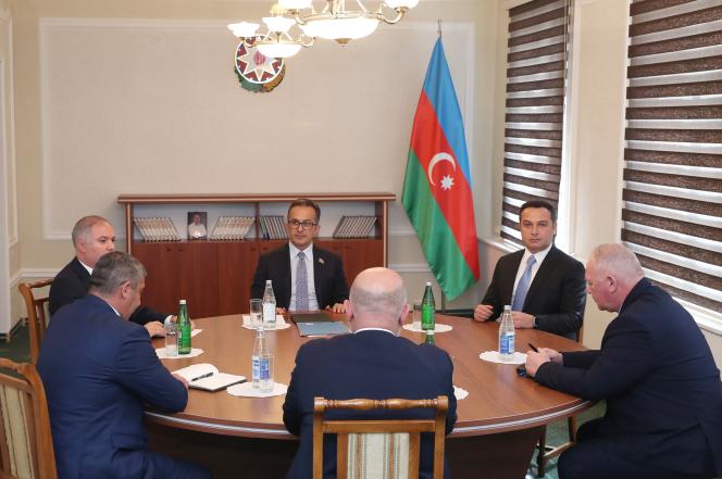 Representatives of Armenian separatists from Nagorno-Karabakh, the Azerbaijani government and the Russian peacekeeping mission at the start of talks, Thursday, September 21, in Yevlakh (Azerbaijian).