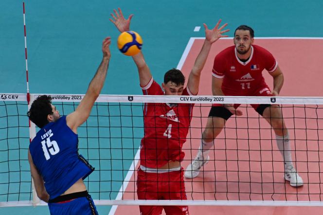 The Italian Daniele Lavia (in blue) against Jean Parry (center), in the semi-final of Euro 2023 volleyball, Thursday September 14, 2023, in Rome.