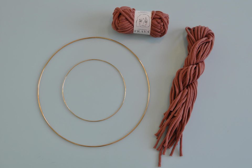 DIY wall decoration: two metal rings and a ball of wool