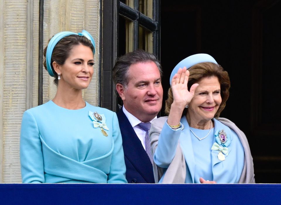 At the throne anniversary, Chris O'Neill was in a good mood alongside Princess Madeleine and Queen Silvia.