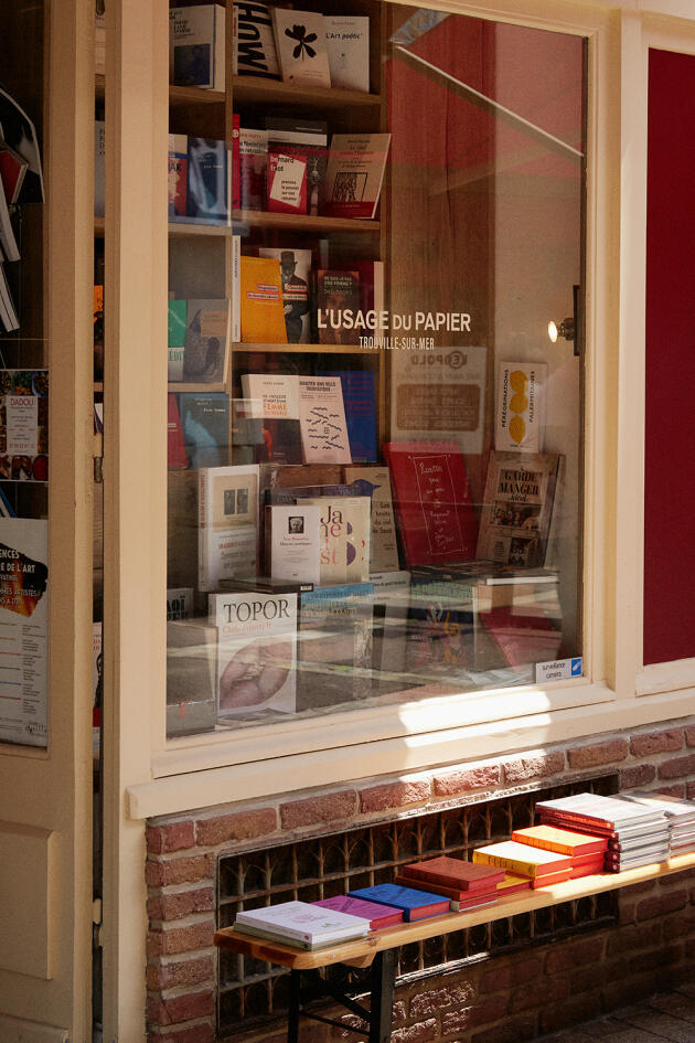 The L’Usage du papier bookstore combines literature, essays, comics, art and youth.