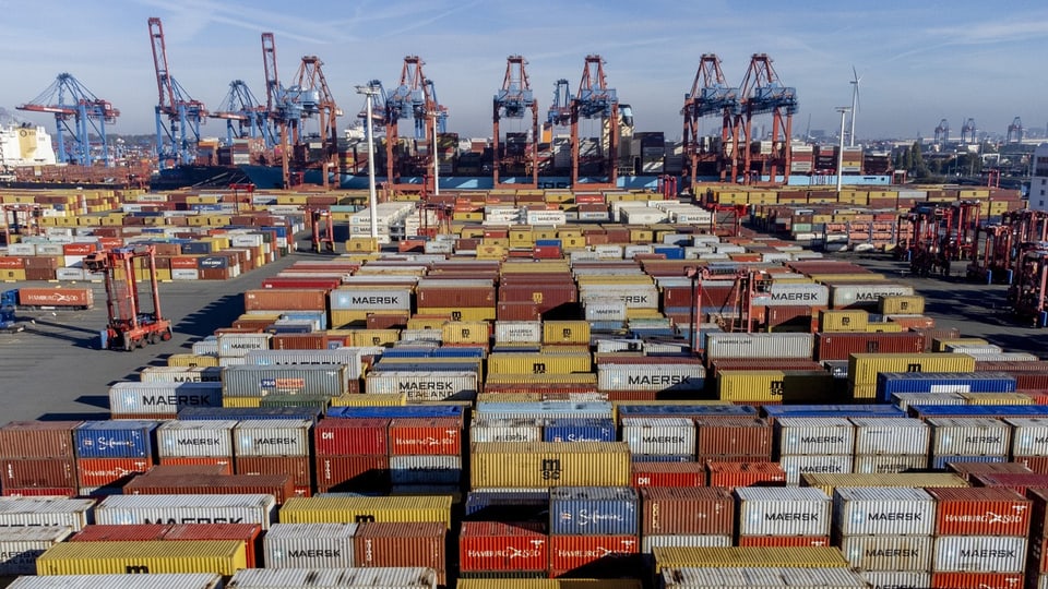 Many containers in a port