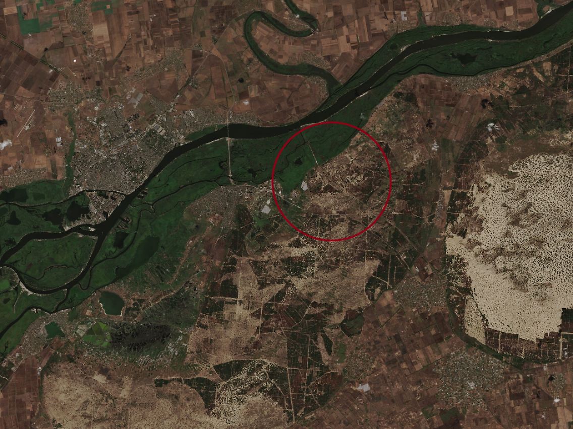 View from space of the Dnipro near Kherson: Pojma, Pishchanivka and the railway line towards Crimea are in the red circle.