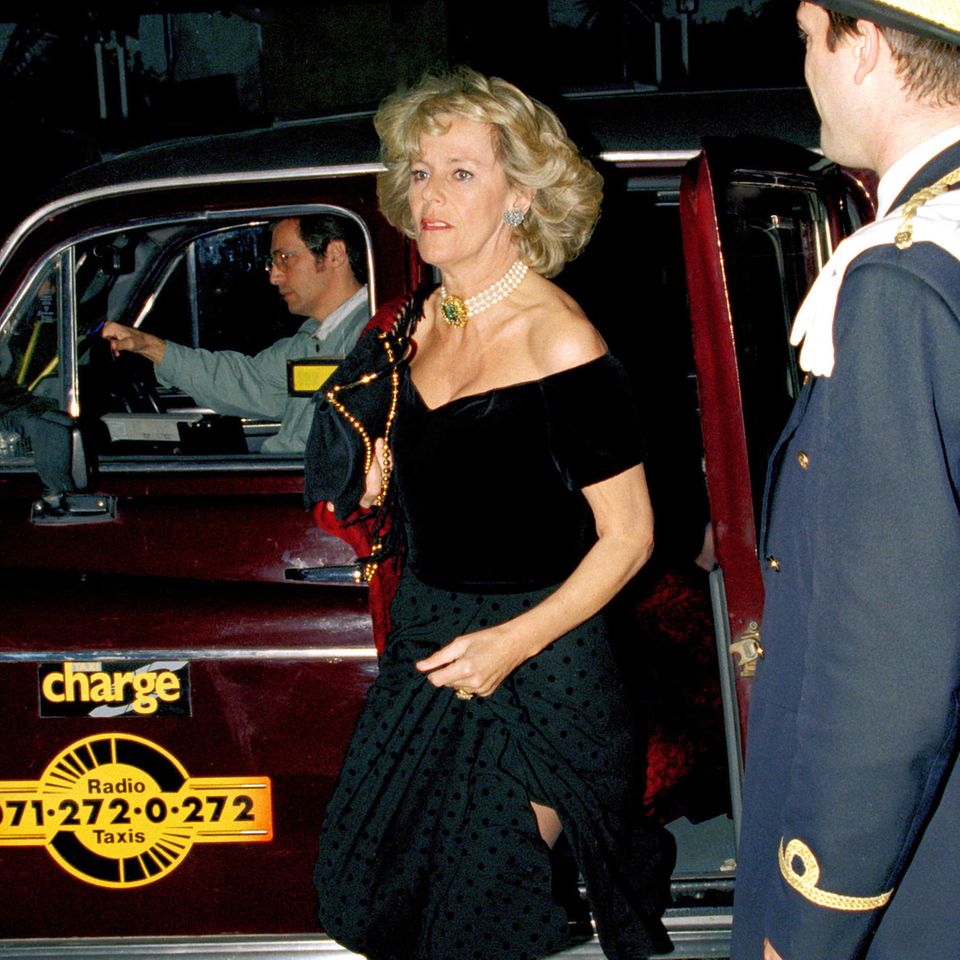 Who the famous "revenge dress" (English: "Revenge dress") of Princess Diana, which she wore in 1994, should be quite taken aback by this look from Camilla from 1995.  Even though the skirt part is polka dots, this party outfit is very reminiscent of Diana's off-the-shoulder little black dress.  Especially in combination with the tight pearl necklace, the cheated princess also wore a similar piece of jewelry a year earlier.