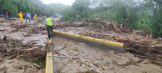 The highway that connects Chilpancingo to Acapulco, blocked by a mudslide caused by Hurricane Otis, on the outskirts of Acapulco, October 25, 2023.