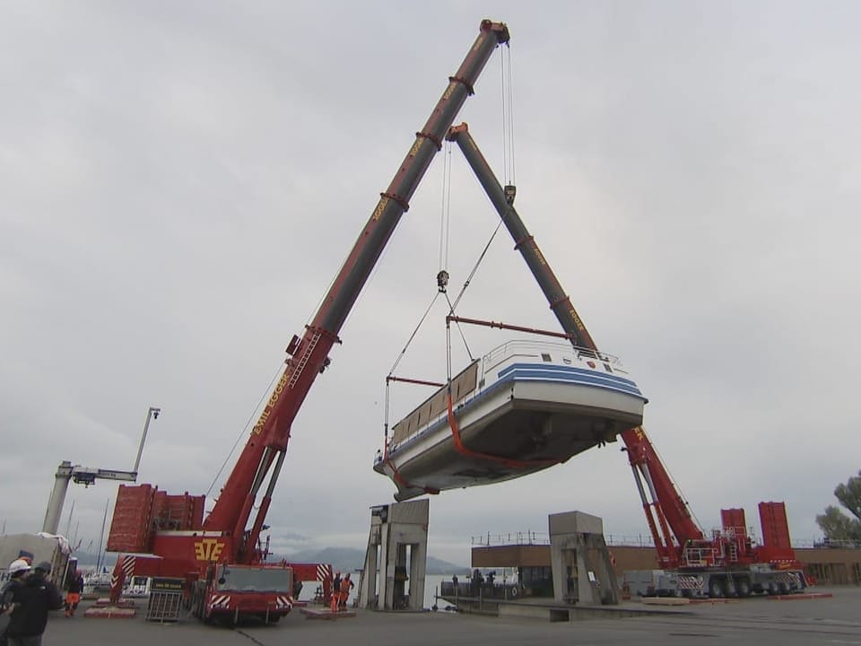The “MS Schwyz” lifted by the crane in all its glory