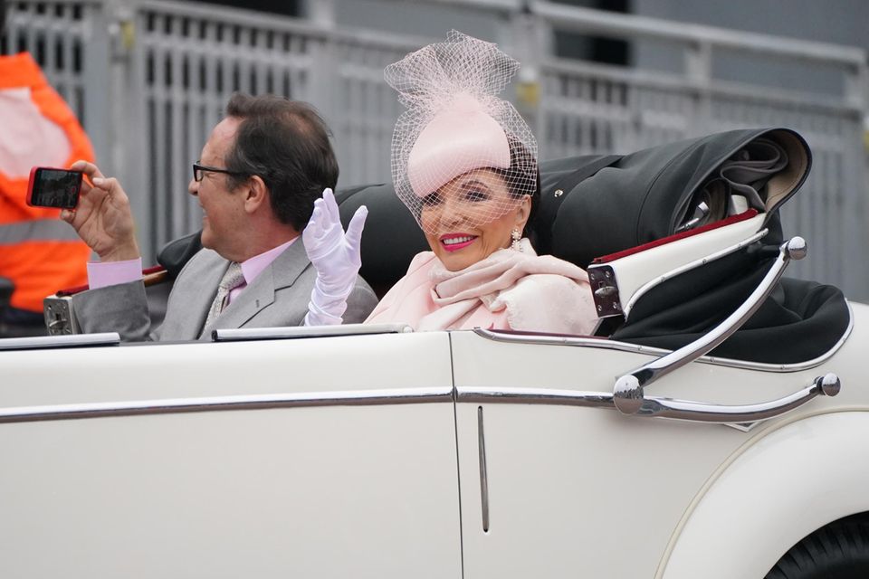 Joan Collins and husband Percy Gibson on June 2, 2022 during a car parade as part of the Jubilee of Queen Elizabeth (†)
