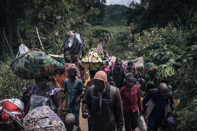Residents of Bambo, in the territory of Rutshuru, 60 kilometers north of Goma, the capital of North Kivu, in the east of the Democratic Republic of Congo, flee during the attack on the town by the M23, on October 26, 2023. 