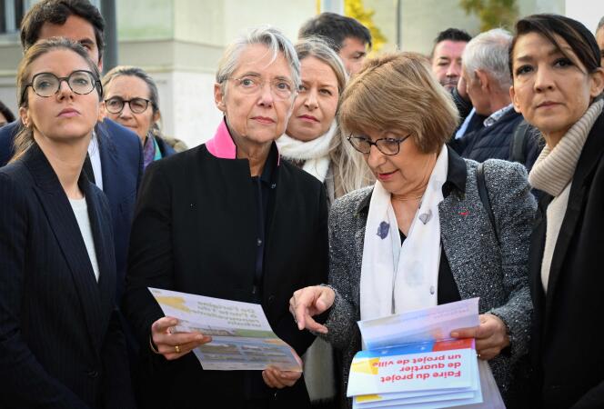 The Prime Minister, Elisabeth Borne (center), alongside the Minister of Solidarity and Families, Aurore Bergé (left) and the mayor of Chanteloup-les-Vignes, Catherine Arenou (right), October 27, 2023 .