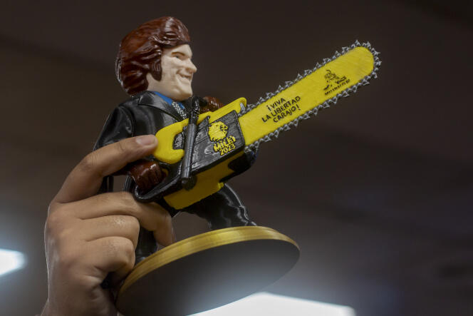 A statue of Argentinian presidential candidate Javier Milei, holding a chainsaw on which we can read in Spanish “Long live freedom!”  », at Salta airport, Argentina, on Thursday October 12, 2023. 