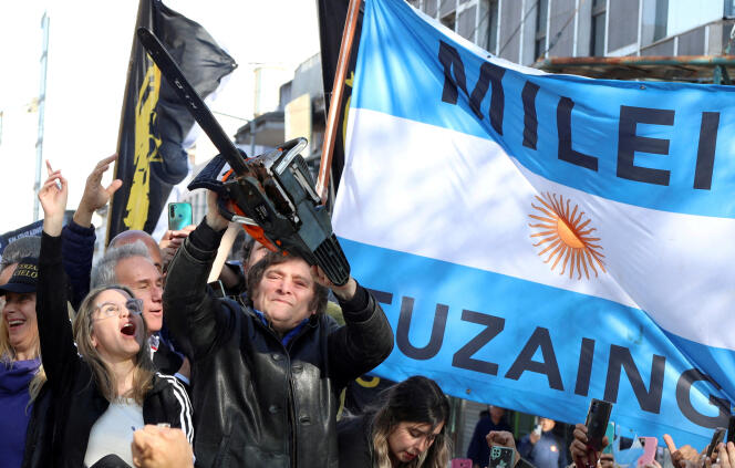 Javier Milei brandishes a chainsaw next to Carolina Piparo, candidate for governor of the province of Buenos Aires, during an electoral rally, in Buenos Aires, September 25, 2023.