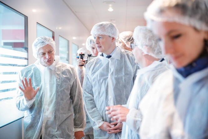 The Minister of the Economy, Bruno Le Maire (center), and the director of the GSK Evreux site, Philippe Doucet (left), in Evreux, February 21, 2023.