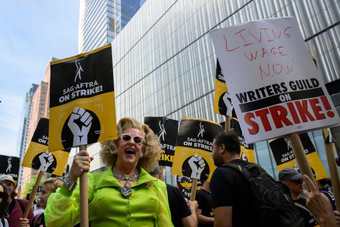Actors and screenwriters, members of the SAG-Aftra union on strike, in Los Angeles, September 27, 2023.
