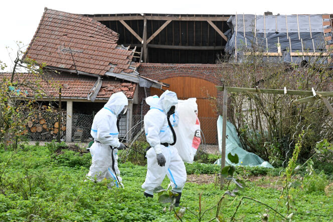 Bihucourt (Pas-de-Calais), November 7, 2022. Workers wear protective clothing in preparation for asbestos removal from a building partially destroyed by a tornado a few days earlier.
