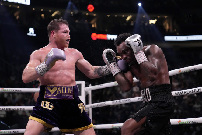 Saul “Canelo” Alvarez (left) was unanimously declared the winner by the three judges (119-108, 118-109 and 118-109) against American Jermell Charlo on Saturday evening in Las Vegas.