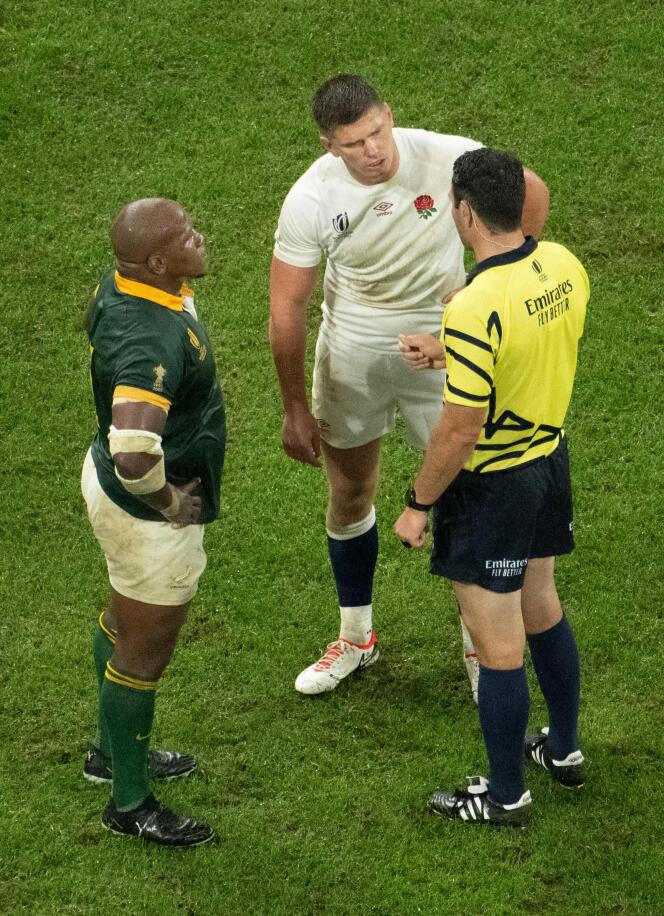 South African player Bongi Mbonambi (left), England's Owen Farrell and New Zealand referee Ben O'Keeffe during the Rugby World Cup semi-final on October 21, 2023, in Saint -Denis (Seine-Saint-Denis). 