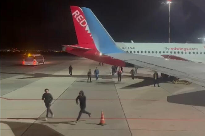 Protesters on the tarmac at Makhachkala airport, capital of the Russian Republic of Dagestan, in the Caucasus, after rumors of the arrival of a flight from Israel.  Image taken from a video published on Telegram, October 29, 2023.