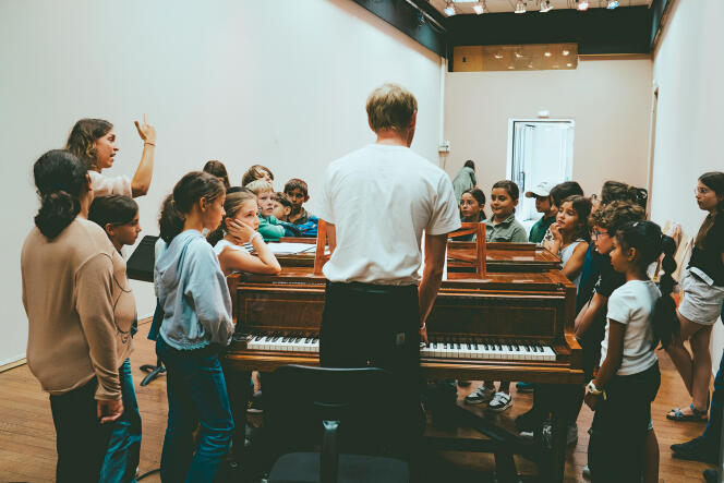 On October 4, 2023, children rehearse around Marie Saint-Martin, professor of choral singing at the Tours conservatory, and David Jackson, choir director at the Opera.