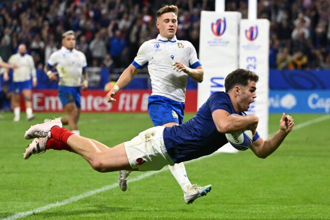 French winger Damian Penaud scores a try against Italy, October 6, 2023, in Décines-Charpieu (Rhône).