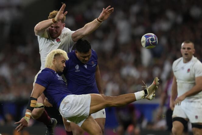 Under English pressure, Samoan scrum-half Jonathan Taumateine ​​clears the ball at the Stade Pierre Mauroy in Lille, October 7, 2023.