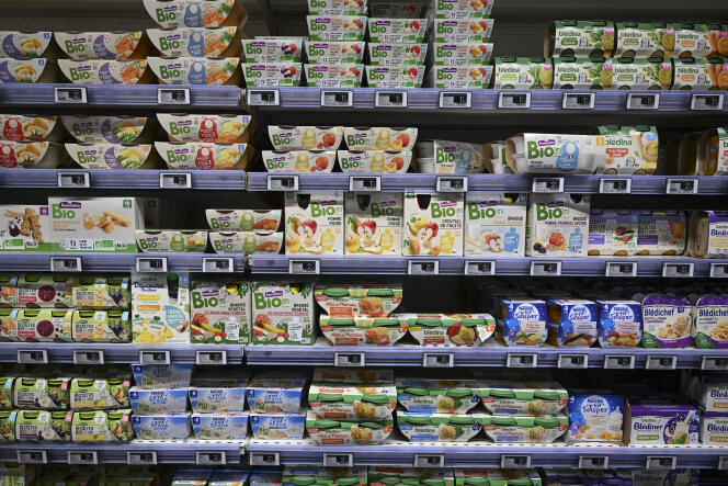 A baby food aisle in a supermarket in Septèmes-les-Vallons (Bouches-du-Rhône), in November 2022.