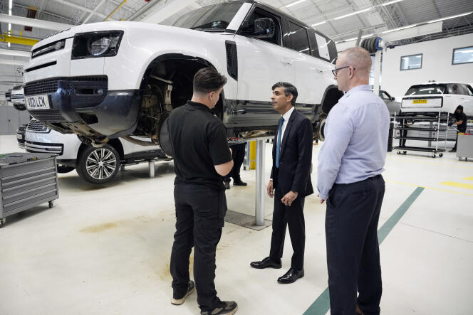 British Prime Minister Rishi Sunak (center) during a visit to a factory of the car manufacturer Land Rover, in Warwick (United Kingdom), July 19, 2023.