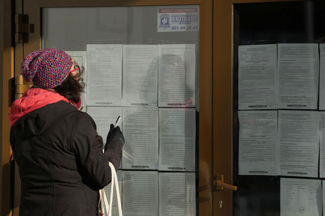 A woman consults the results of the legislative elections.  In Warsaw, October 16, 2023.