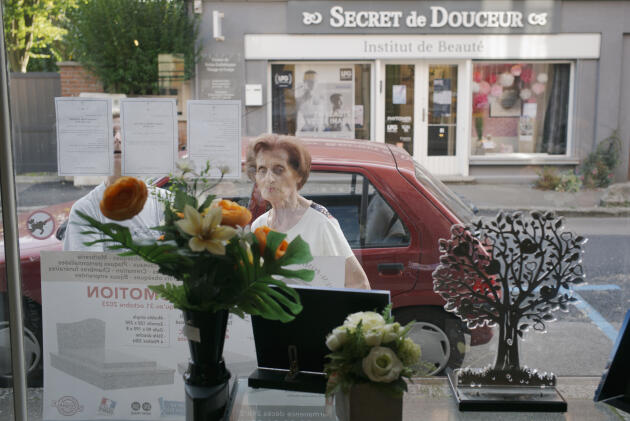 Passers-by read the death notices placed in the window of the Hannedouche funeral home, in Eu (Seine-Maritime), October 9, 2023.