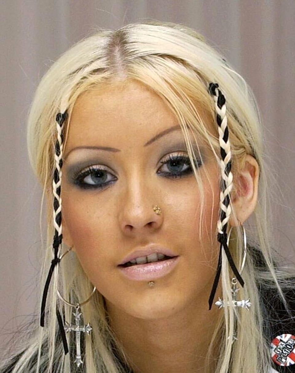 Can anything be more 2000s than this photo of Christina Aguilera?  It's not just concealer lips that are current and will be popular again in 2024.  Eyebrows, eye make-up and braids are also experiencing a hype again. 