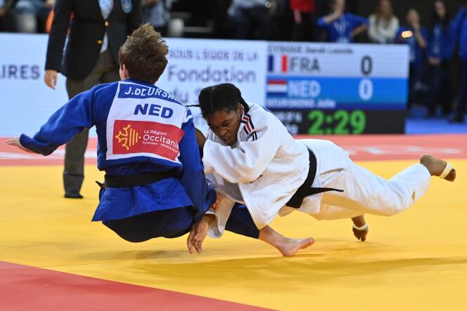 Sarah Léonie Cysique (white) during her fight against Dutchwoman Julie Beurskens in under 57 kg during the European Judo Championships, at the Sud de France Arena in Montpellier, November 3, 2023. 